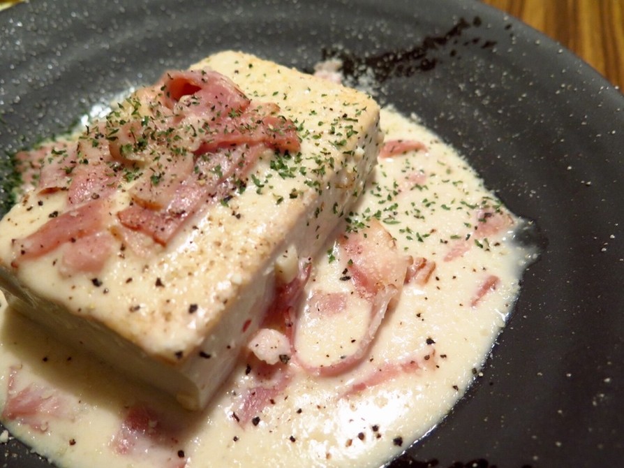 カルボ風チーズソースの丸ごと豆腐ステーキの画像