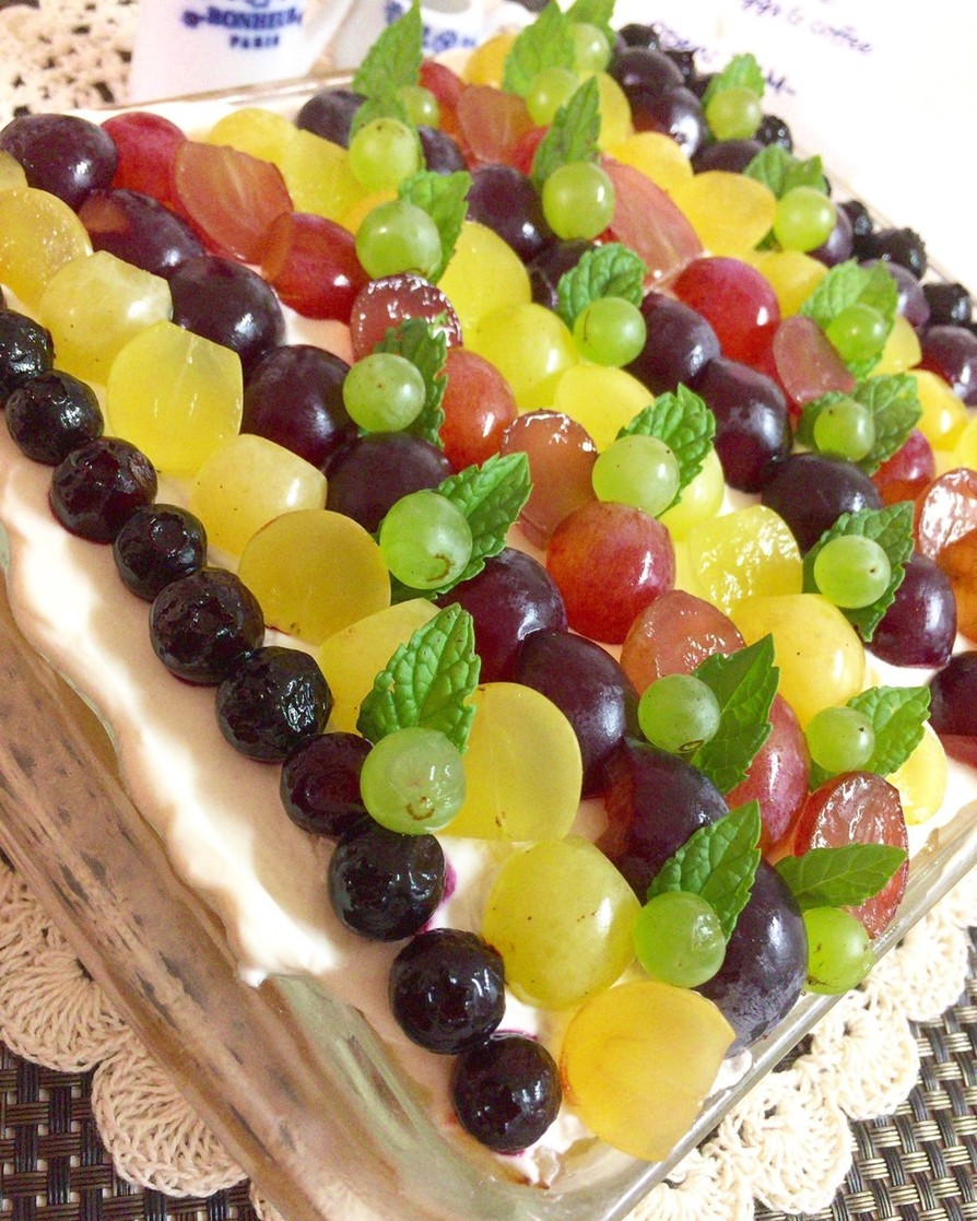 ヨーグルトクリームで葡萄のスコップケーキの画像