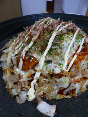 アッツアツ♪ピリ辛ソースで広島焼き♪