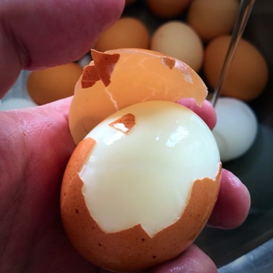 簡単！綺麗！ゆで卵の剥き方の写真