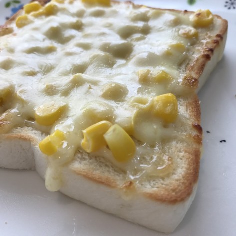 朝食に簡単☆チーズとコーンのトースト