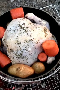 丸鶏にご飯を詰めてダッチオーブン