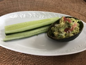 地きゅうりのアボカドとトマトディップ添え