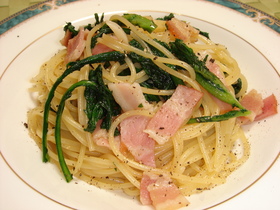 春菊とベーコンのガーリックパスタ