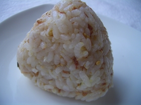 昆布茶混ぜて♪おかかごまおにぎり