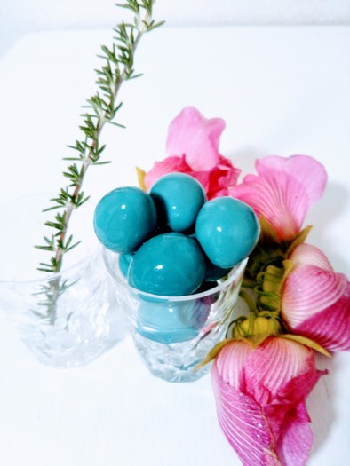 お弁当をカラフルオシャレに♫青い味付け卵の写真