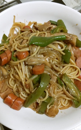 モヤシとピーマンと舞茸のソース味のパスタ