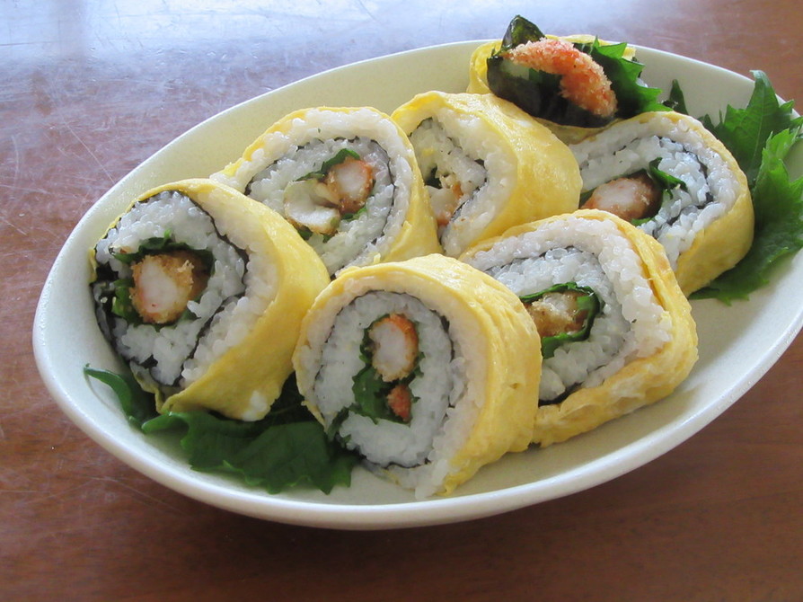 海老フライと青じその薄焼き卵で巻き寿司の画像