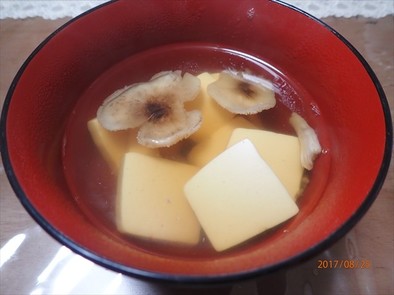 シモフリシメジと豆腐のお吸い物の写真