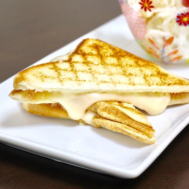 たらこ チーズのとろーりホットサンド レシピ 作り方 By Hachikoxxx クックパッド 簡単おいしいみんなのレシピが358万品