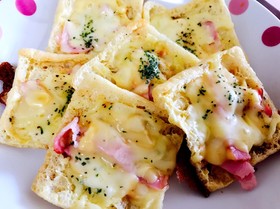 乗っけて焼くだけ!油揚げのピザ