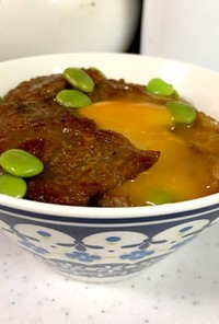 牛カルビ丼に卵黄のっけ盛り