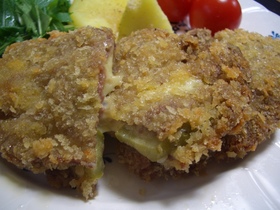 チーズ、ピクルスをサンドしたカツレツ
