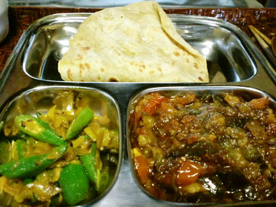 インド風茄子カレーとオクラと玉葱のサブジの写真