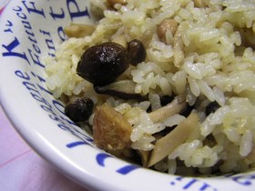 簡単!激旨♪たっぷりきのこの炊き込みご飯