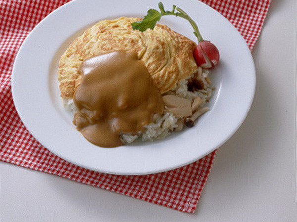 ツナときのこのカレーソースオムライス