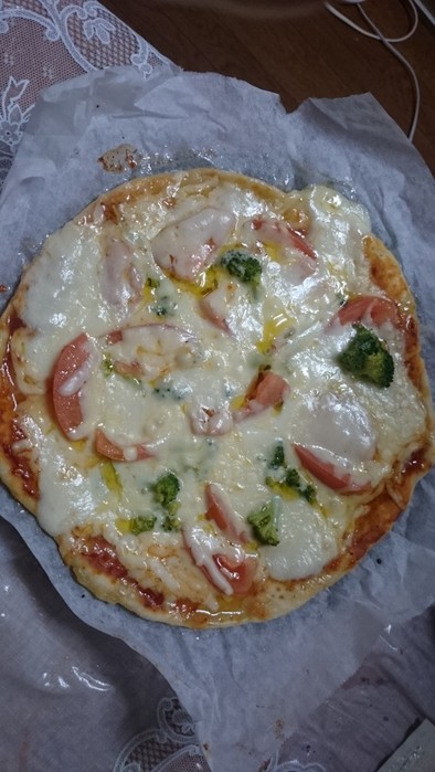 ブロッコリーとトマトのピザの写真