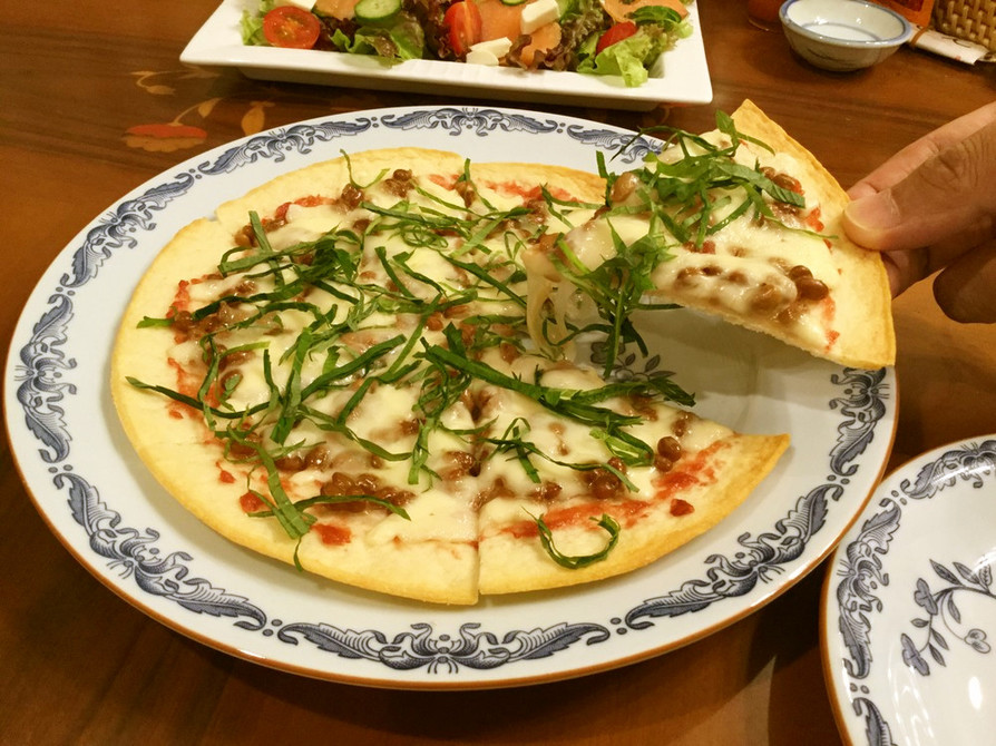梅じそ納豆ピザの画像