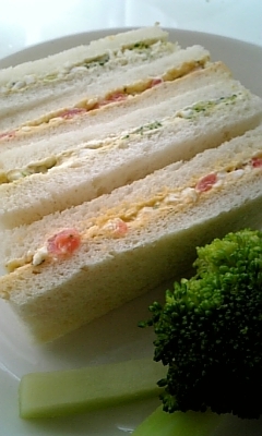 バジル香るブロッコリーと卵のサンドイッチの画像