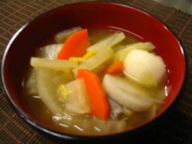 白菜と根野菜の味噌汁の写真