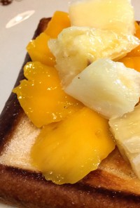 沖縄旅行中の贅沢、フルーツトースト