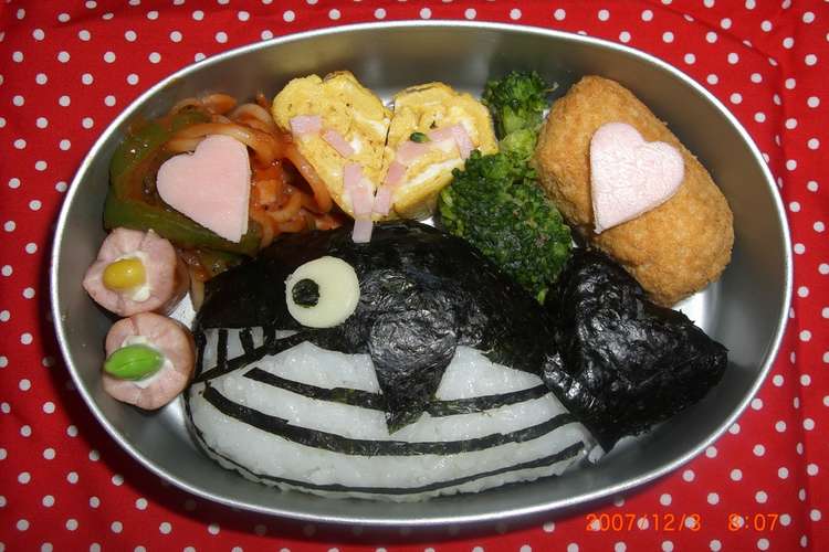 クジラのおにぎり弁当 キャラ弁 レシピ 作り方 By ｎｅｔｕサメ クックパッド 簡単おいしいみんなのレシピが361万品