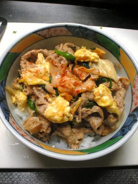 手抜きでもおいしい!簡単豚キムチ丼