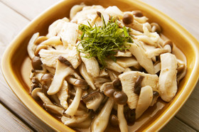 きのこと鶏肉の梅肉風味マリネ