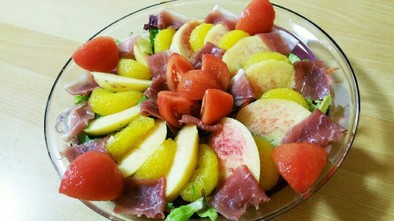桃と夏みかんフルーツサラダ生ハム添えの写真