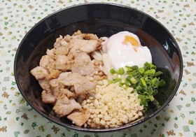 塩豚温玉ぶっかけうどん