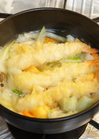 １人鍋で、えびの天ぷらと野菜の煮物