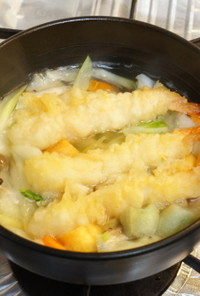 １人鍋で、えびの天ぷらと野菜の煮物