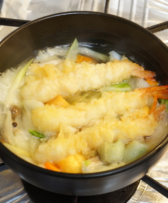 １人鍋で、えびの天ぷらと野菜の煮物の画像
