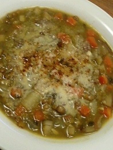 ルクルーゼでレンズ豆のカレースープの写真