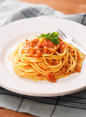 ツナとバジルのトマトソースパスタ