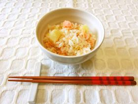 秋鮭とじゃがいもの炊き込みごはん