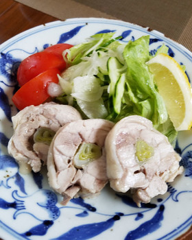 ネギの旨味が染み込んだ美味しい蒸し鶏