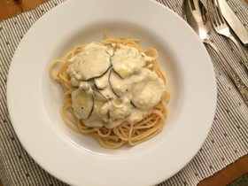 ズッキーニとフェタチーズのパスタ