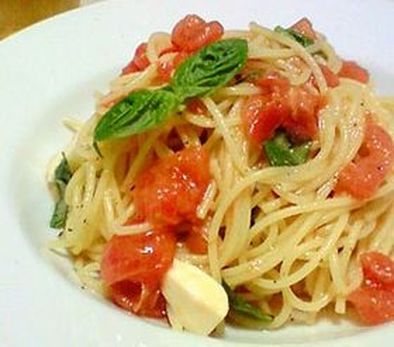 トマトとモッツァレラのパスタ（鍋ひとつ）の写真