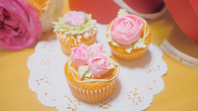 ホイップマリームでお花のカップケーキ レシピ 作り方 By くらげとママ クックパッド 簡単おいしいみんなのレシピが357万品