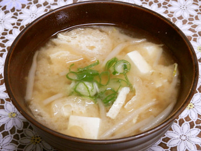 豆腐ともやしの味噌汁の写真