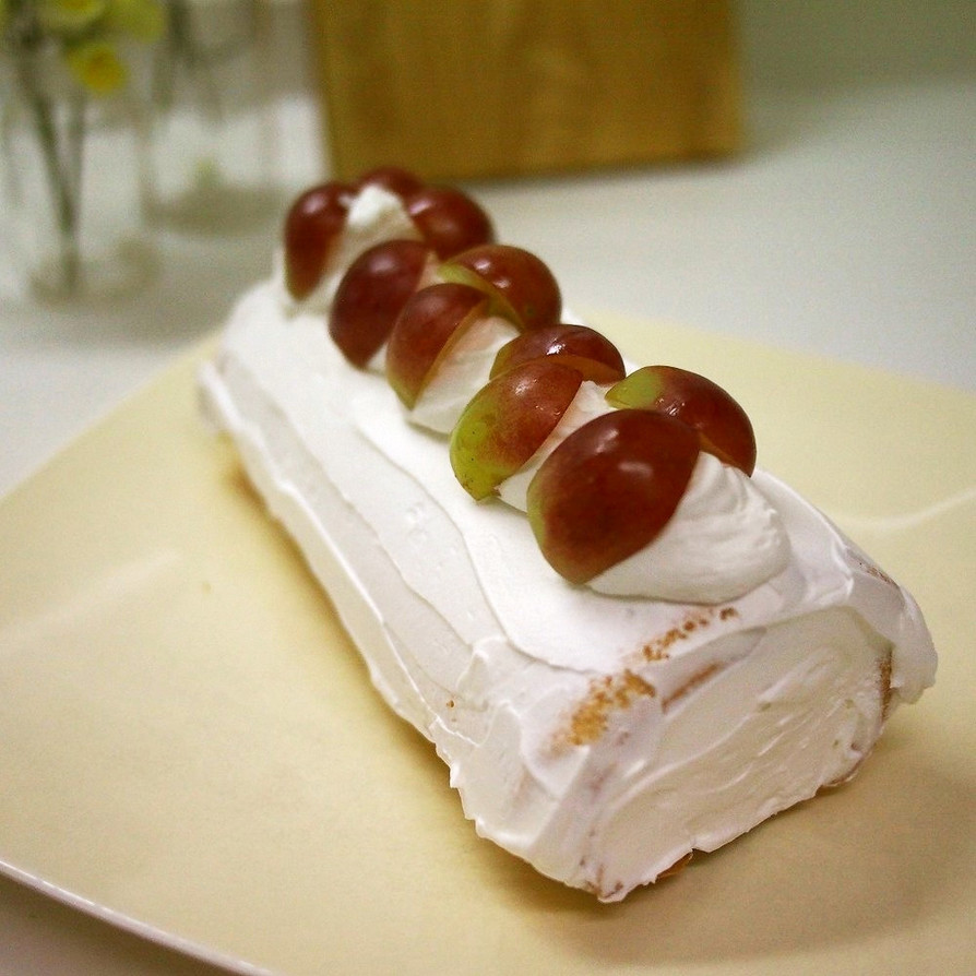 葡萄のシフォンロールケーキの画像