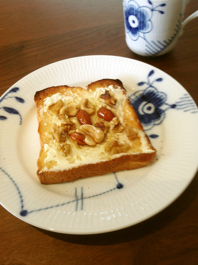 クリチ&ナッツの蜂蜜トーストの写真