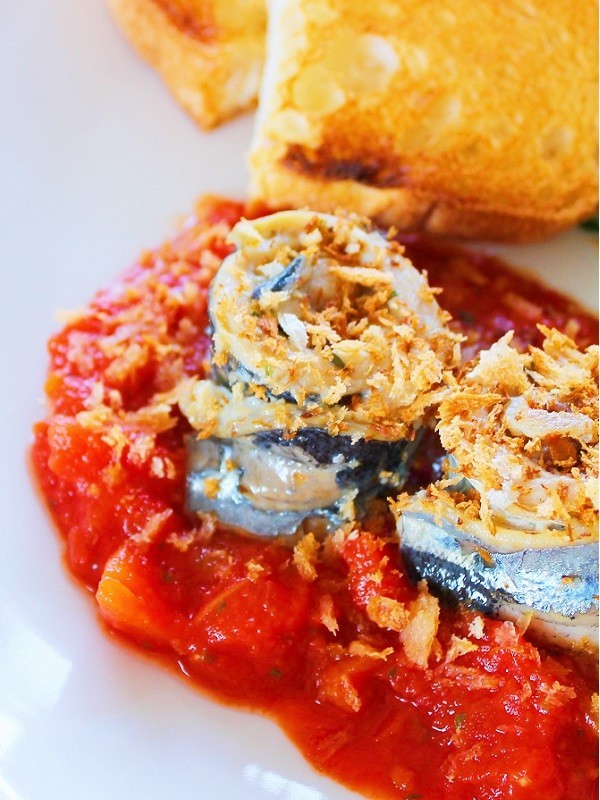 サンマのハーブ焼き　トマトソースの画像