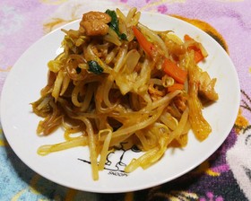 鶏唐揚げのキムチ白滝焼きそば。
