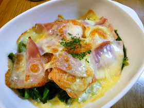 鮭とベーコンのチーズ焼き☆ほうれん草添え