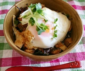 一人ご飯にも♡生姜風味の目玉焼き丼
