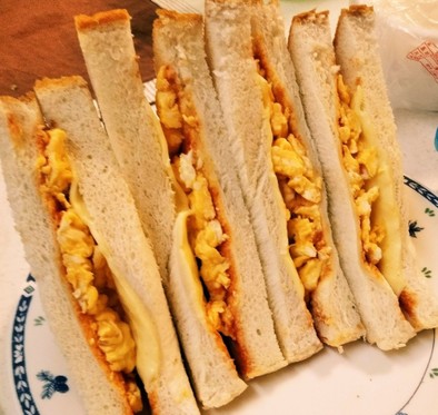 チーズ&スクランブルエッグサンドイッチの写真
