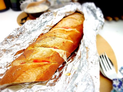 アウトドア フランスパンでホットサンドの写真