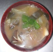 白菜と舞茸の味噌汁の写真